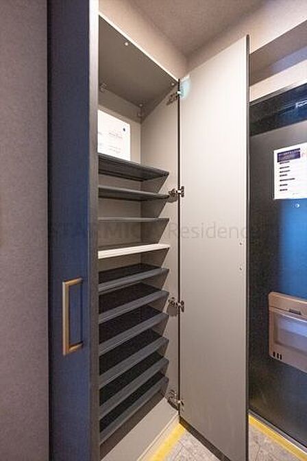 可動式の棚なのでサイズ変更も自由自在の下足入れ