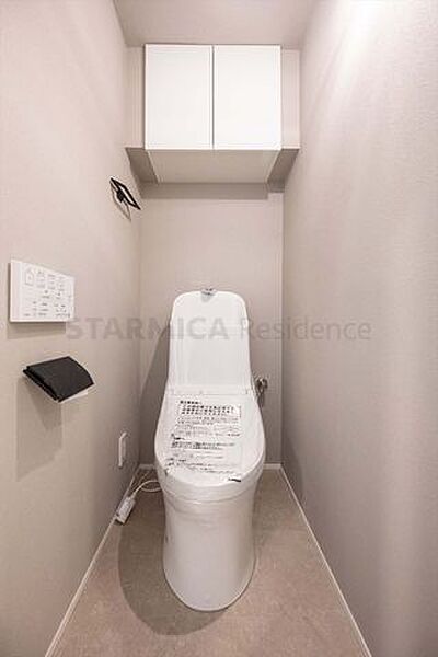 パワー脱臭機能などを備えた温水洗浄便座付きトイレ