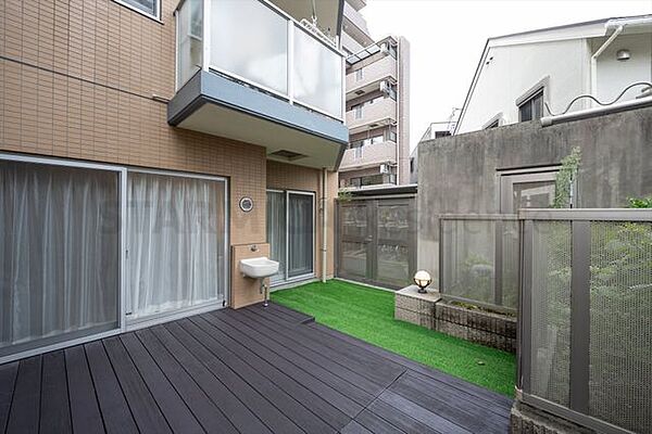 広々としたスペースを確保したテラスにはたくさんの洗濯物を干すこともできます