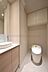 トイレ：グレージュカラーのアクセントクロスを採用したトイレは、汚れが目立ちにくく、落ち着いた空間を演出。内手洗いがあるので、朝の忙しい時間帯などにも嬉しい設備です。