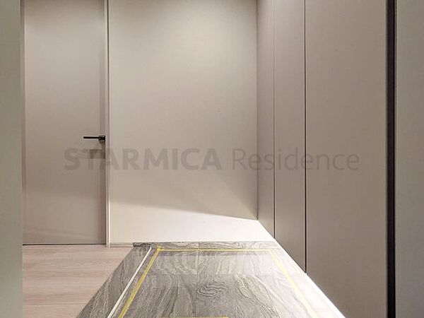 人感センサー付き照明のある玄関ホール