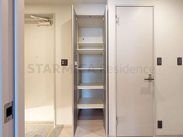 廊下収納は日用品のストックや掃除道具など様々なものを収納するのに便利です