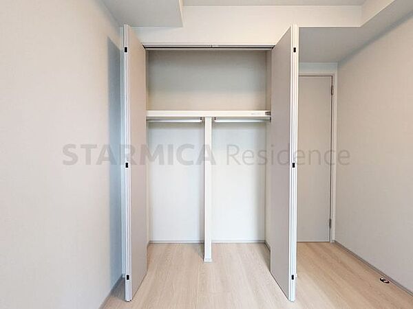 お部屋には容量たっぷりのクローゼット付きでお洋服やかさばる荷物もすっきり整理できます