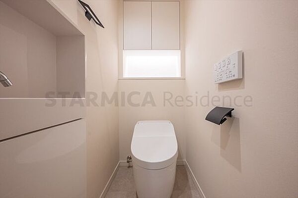 落ち着きのあるホテルライクなトイレ空間。内手洗いがあるので、朝の忙しい時間帯などにも嬉しい設備です。