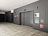駐車場：駐車場（月額47000〜55000円）／奥には宅配業者さんなどのサービス車専用の駐車スペースや、粗大ごみ置場など、ワンランク上の設備を完備。