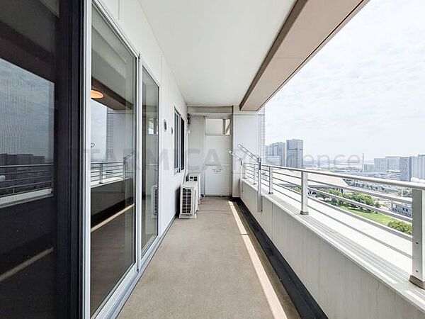 採光、通風に優れた南東面バルコニー。