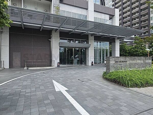 車寄せを備えた、暖かさと気品に満ちたエントランス。