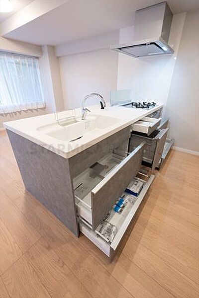 豊富な収納でキッチン周りもすっきり保てます。