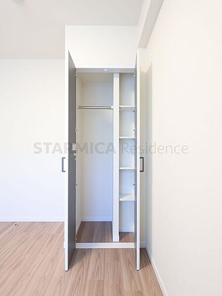 工夫次第で豊富に収納可能なコンパクトクローゼット。