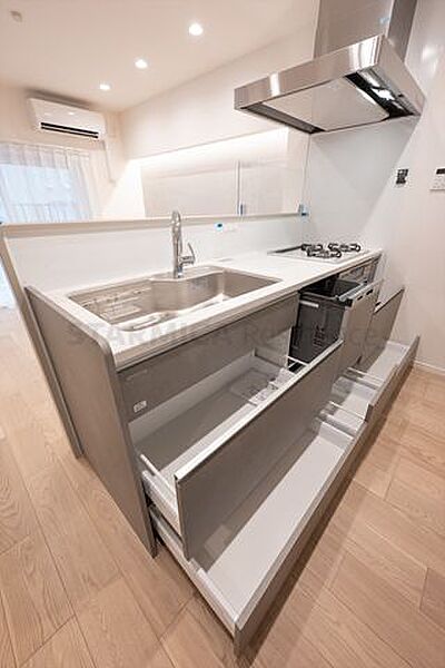 スライドタイプの収納は調理器具もたっぷり入ります