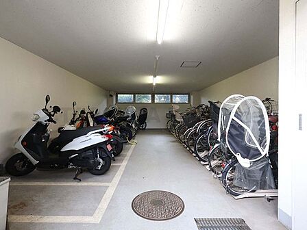 駐輪場（月額100～500円）バイク置場（月額500円）