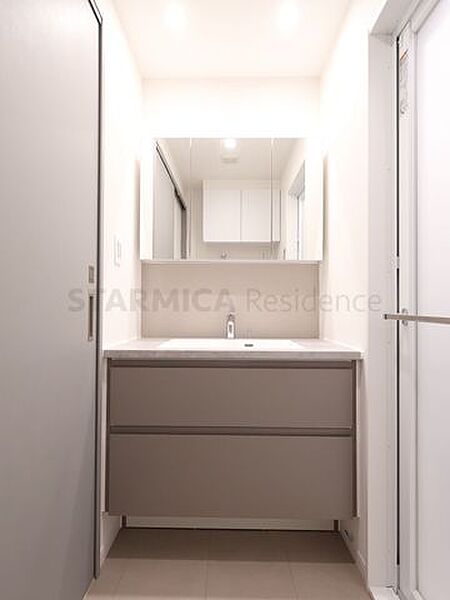 収納力と実用性を兼ね備えた三面鏡付き洗面台