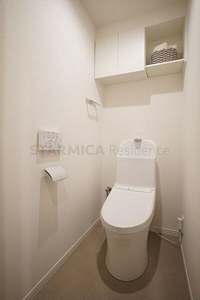 吊戸棚を設置、トイレットペーパーなど買い置きもしやすそうです。