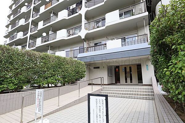 安心の防犯カメラ付き。植栽が色づき季節を感じられるエントランス。