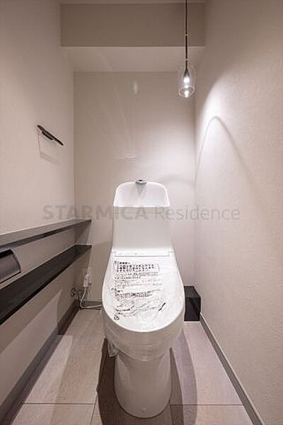 パワー脱臭機能付きのトイレには落ち着いたクロスを合わせ、洗練された雰囲気に