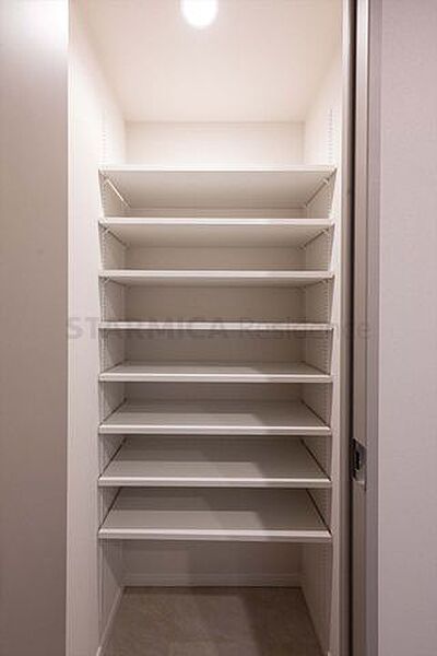 サンダルからブーツまで収納力豊かなシューズクローク。玄関周りがすっきり片付きます