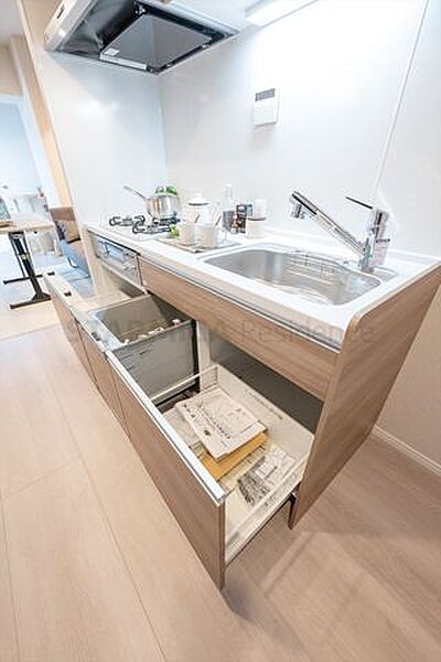 スライドタイプの収納は調理器具もたっぷり入ります