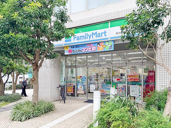 ファミリーマート東池袋春日通り店 38m