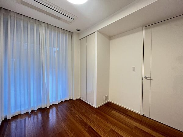 落ち着いた色のフローリングはリラックスできる空間です！