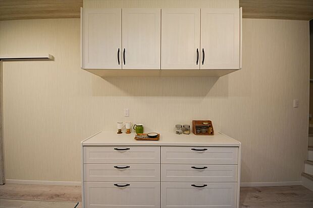 【施工例】キッチンとセットの食器棚、おしゃれですっきりとまとまったキッチン。