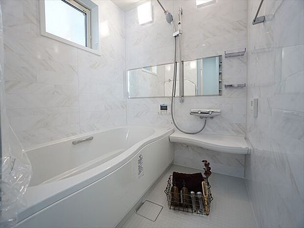 【施工例】白で統一された清潔感のある浴室です。