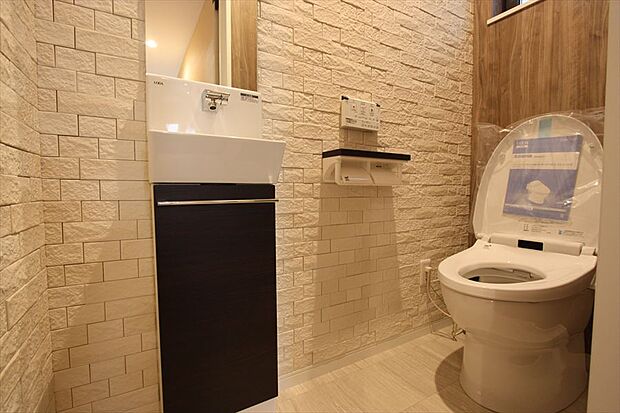 【施工例】白を基調にしたおしゃれな清潔感あふれるトイレ