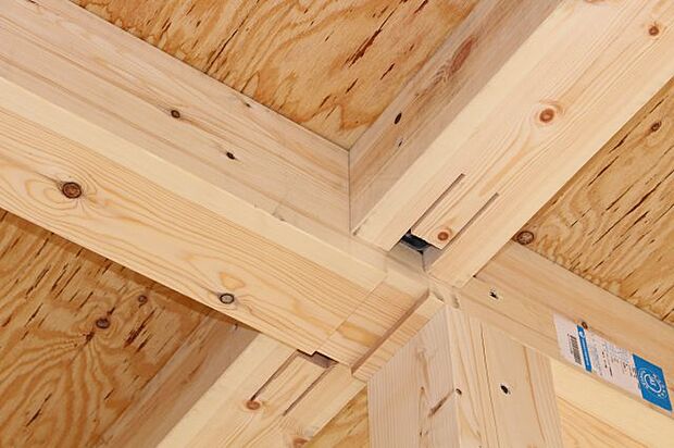 ストロングジョイント工法は接合部に専用金物を使用、木材の断面欠損が少なく耐震性・耐久性に優れています