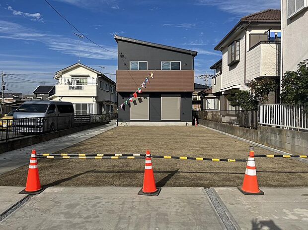 88坪の敷地に芝生を敷き詰め手前に数台駐車可能