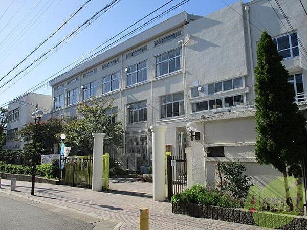 画像22:神戸市立湊川中学校 684m