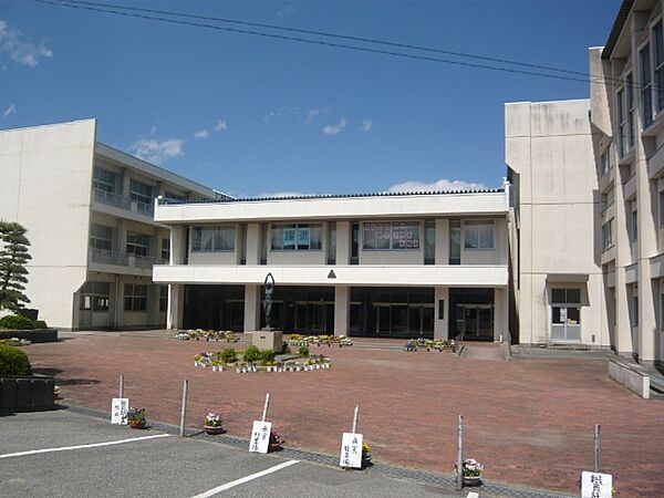 画像18:中学校「飯田市立高陵中学校まで2744m」