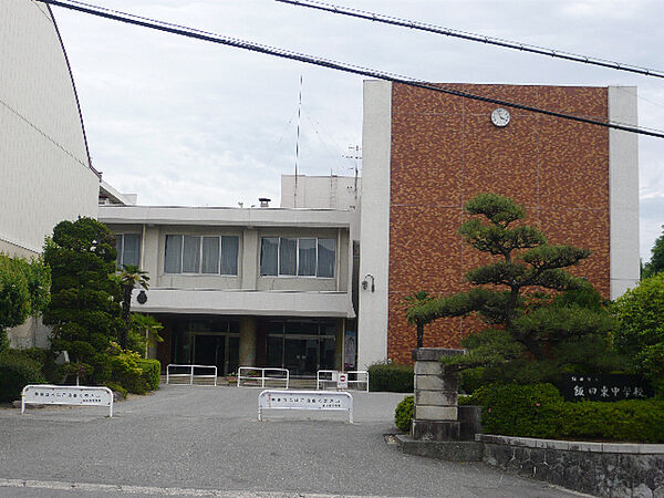 画像24:中学校「飯田市立飯田東中学校まで1257m」