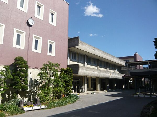中学校「飯田市立鼎中学校まで1330m」