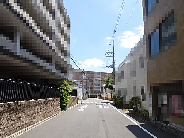 前道約７．６ｍ建勲北通　東方向