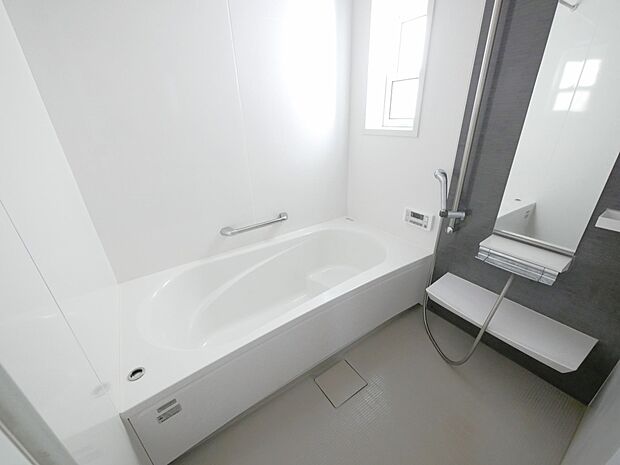 浴室には浴室暖房乾燥機、追い焚き機能あり。窓もあるので空気の入れ替えもできます。