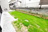 その他：庭には芝生が植えられています。