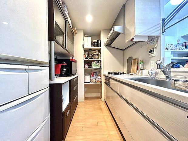 綺麗に使用されたキッチンには食器棚や冷蔵庫スペースに加え備付の収納スペースもございます。