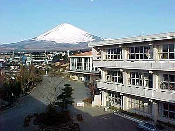 御殿場市立南中学校 260m