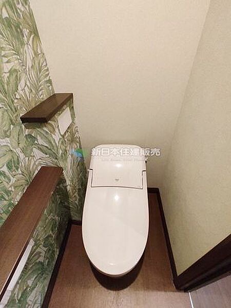 2Fトイレは掃除のしやすいタンクレスタイプ。