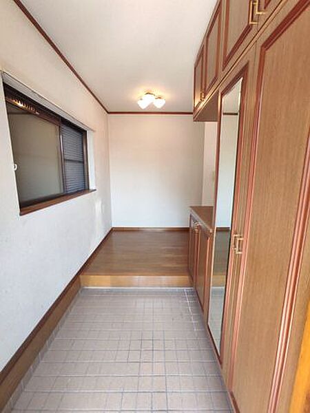 広い玄関に収納力のある下駄箱