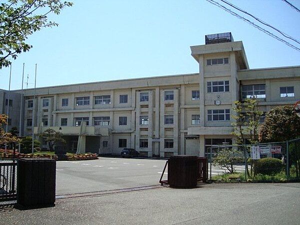 裾野市立富岡中学校 550m