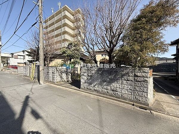 前面道路を含む外観
