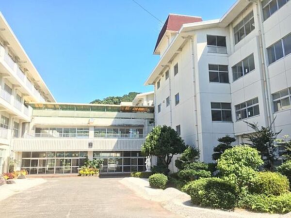 伊豆の国市立韮山中学校 徒歩44分。 3500m