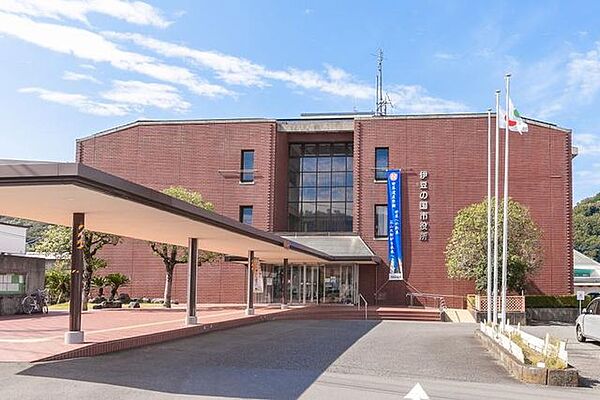 伊豆の国市役所 徒歩13分。 990m