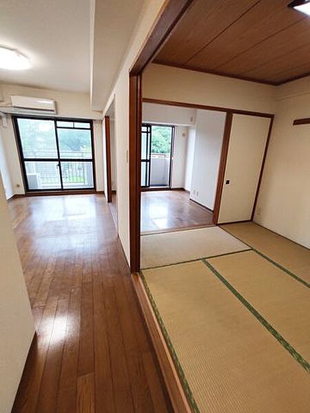 廊下からダイニングへ