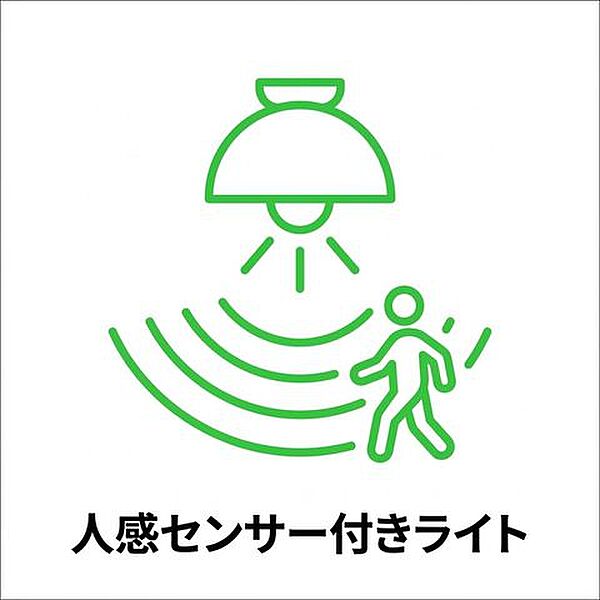 玄関には人の動きを感知して自動で点灯・消灯する人感センサー付きライトを採用。帰宅時や荷物で両手がふさがっているときでもスイッチ操作が不要で、足元を明るく照らし安全に出入りできます。また、消し忘れを防…