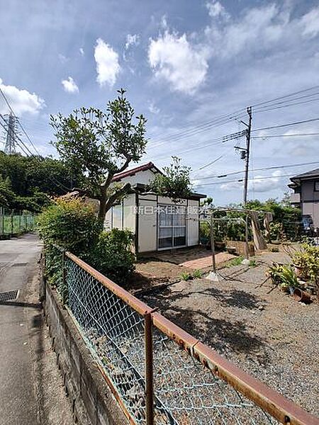 庭には倉庫があります