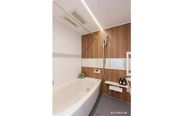 1416サイズの浴室。ラウンドラインの使い勝手の良い浴槽と、チェリーのアクセントパネルが特徴的です。浴室乾燥機設置。