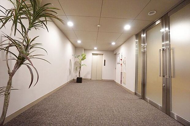 エントランス（ロビー）：プライバシーにも配慮した内廊下設計。高級感漂うホテルライクな空間です。