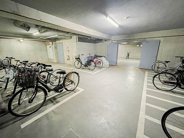1階部分には駐輪場・バイク置場有り