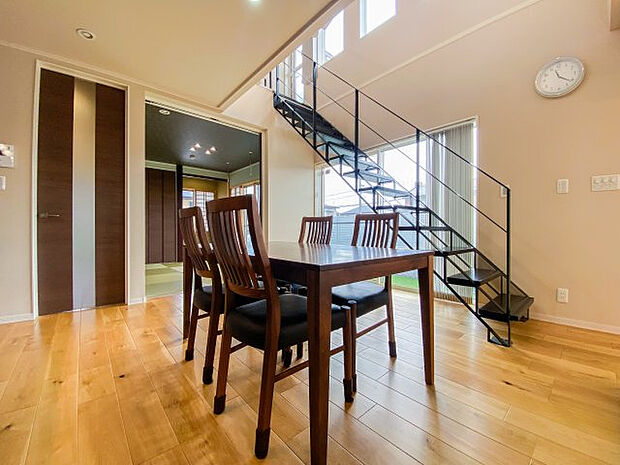 スケルトン階段によってお部屋に空間の広がりを生み出します。